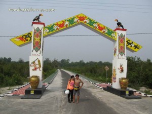 adventure, ancestral bone house, bike ride, culture, Hindu Kaharingan, Indonesia, Kahayan River, outdoor, Palangka Raya, Pasah Patahu, Pulang Pisau, Sandung, Tiwah, Tomb