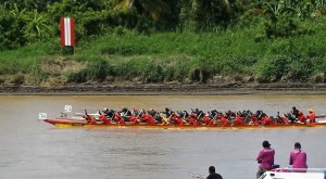 Fort Alice, Iban, kayaking, longboat paddling, Lupar River, Malaysia, regatta, Sarawak Event, Simanggang, stand up paddler, Sungai Batang Lupar, surfing, Tidal Wave, tides, water sports