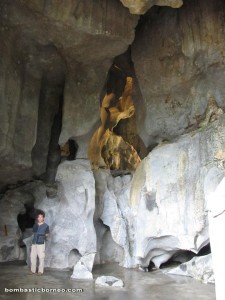 backpackers, travel guide, limestone cave, Krokong, Borneo, nature, religion, tourist attraction, Turn Red Zoo, 佛教寺庙, 保灵山, 旅游景点, 石洞, 石隆门, 马来西亚, 沙捞越, 古晋,