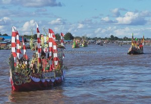River Parade, Lomba Jukung, Authentic, Borneo, 中加里曼丹, Palangkaraya, carnival, culture, native, Kahayan River, Pariwisata, tourist attraction, traditional, tribal, tribe, travel guide,