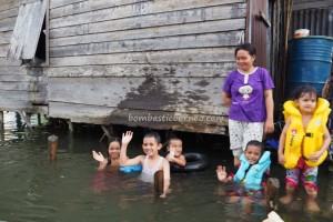 authentic, indigenous, Ethnic Banjarese, native, Boat ride, floating house, Pulau Kaget, South Kalimantan, River city, Obyek wisata, Tourism, tourist attraction, traditional, travel guide, village,
