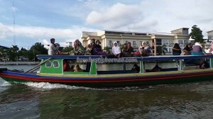 adventure, outdoors, Ethnic Banjarese, Boat ride, floating house, rumah lanting, toko terapung, Indonesia, Pulau Kaget, River city, Obyek wisata, Tourist attraction, traditional, travel guide, village