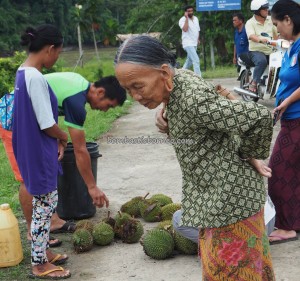authentic, indigenous, Malaysia, native, Orang Ulu, dayak, local market, durian, exotic fruits, Tourism, traditional, travel guide, 美拉亚沙捞越, 婆罗州