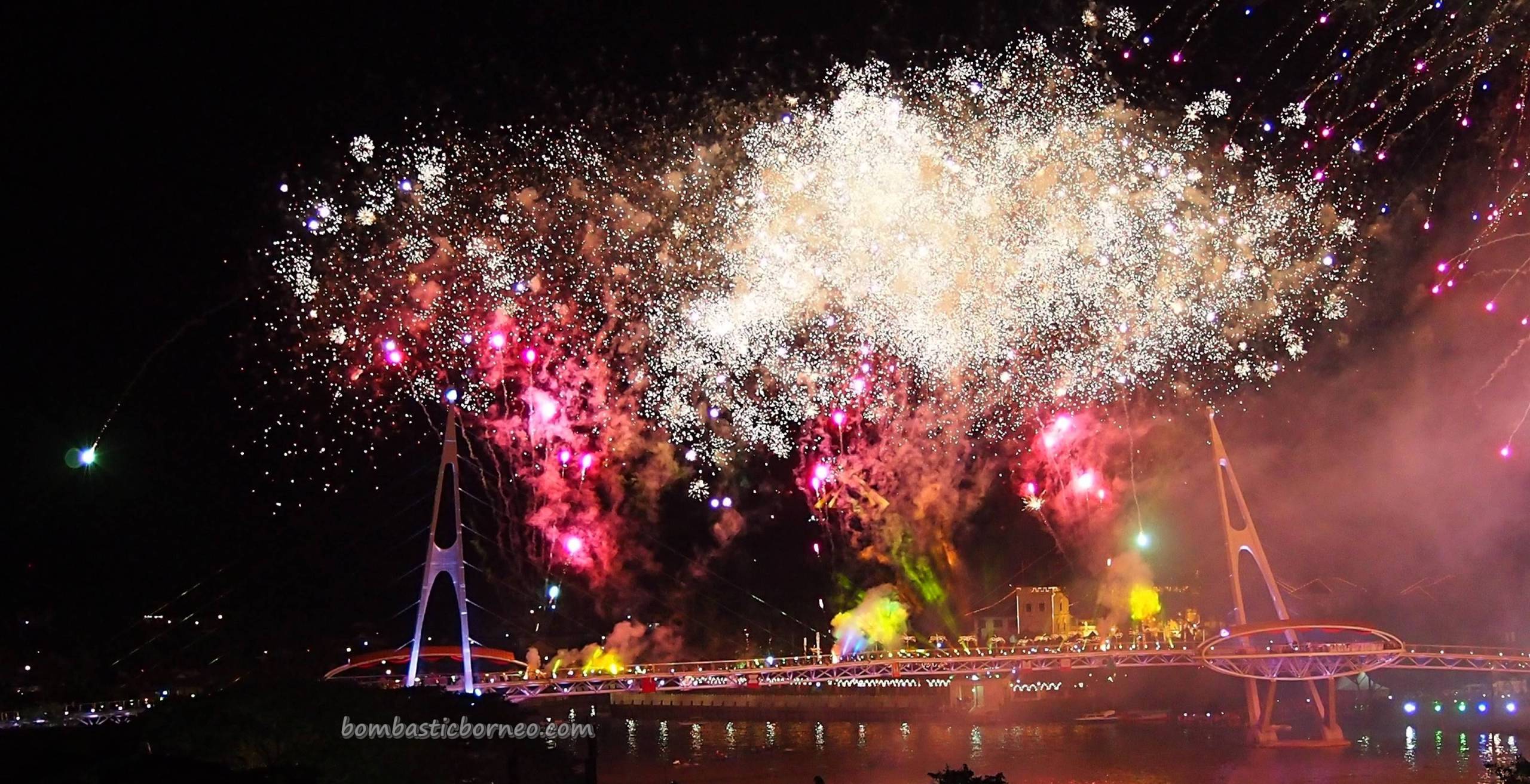 Darul Hana pedestrian bridge, jembatan, event, fireworks, Waterfront, Borneo, Malaysia, Obyek wisata, tourist attraction, travel guide, 古晋, 沙捞越, 婆罗州, 步行桥