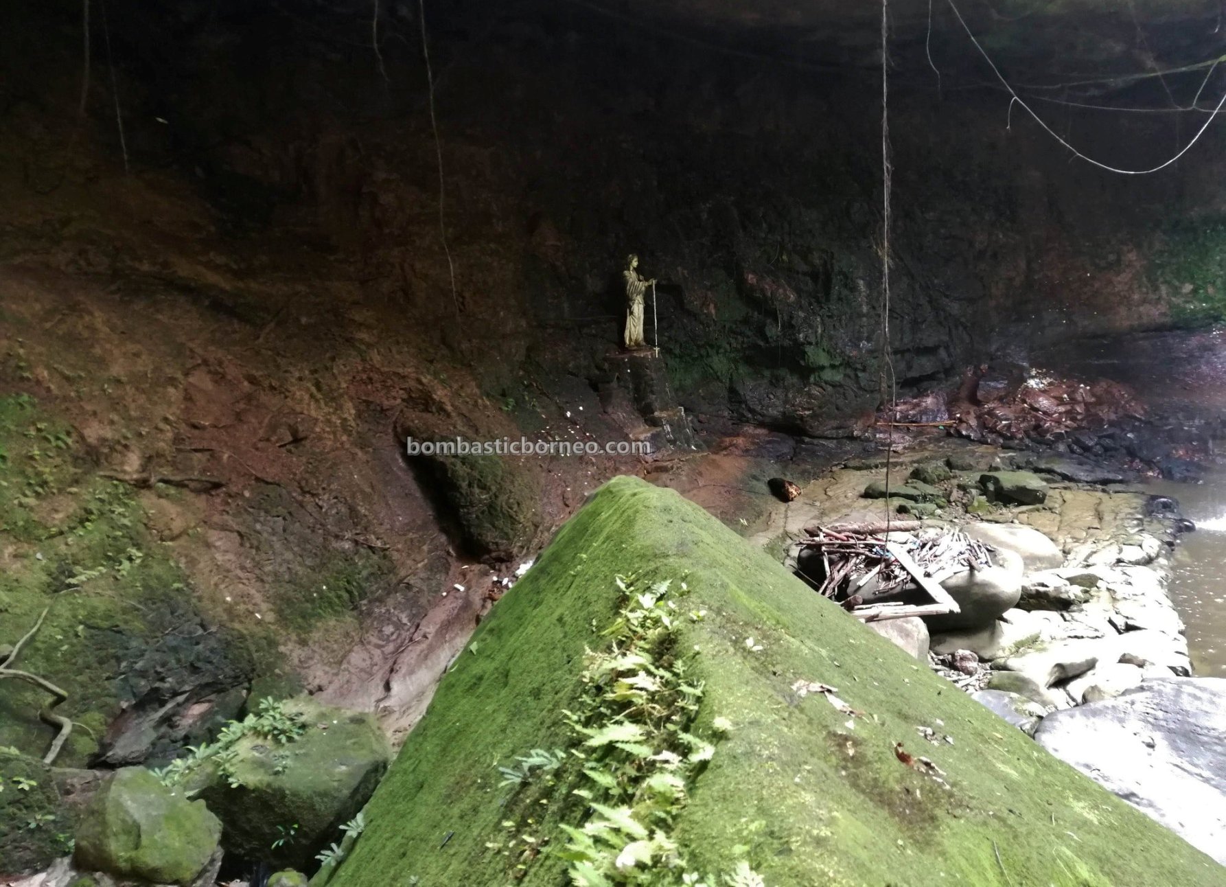 Virgin Mary Grotto, nature, adventure, Riam Macan, Waterfall, catholic, backpackers, Kalimantan Barat, Obyek wisata, Tourist attraction, travel guide, Cross Border, 印尼西加里曼丹, 婆罗洲上侯旅游