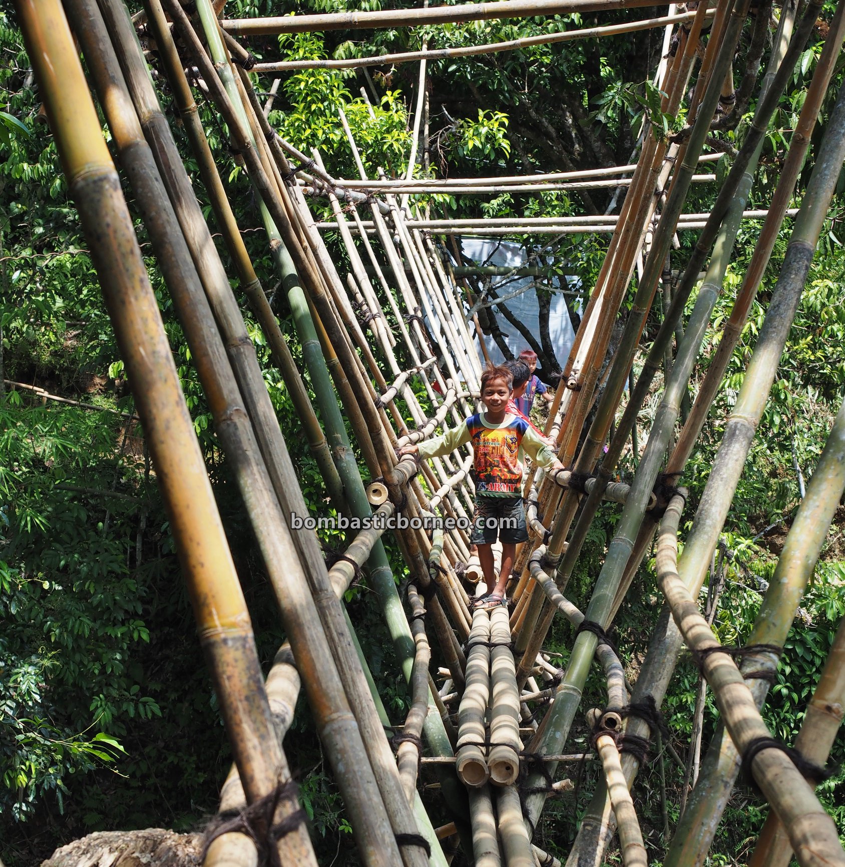 bamboo bridge, Sungkung Medeng, authentic, traditional, backpackers, Bengkayang, Indonesia, Kalimantan Barat, native, tribal, highland, village, tourist attraction, Travel guide, Trans Borneo