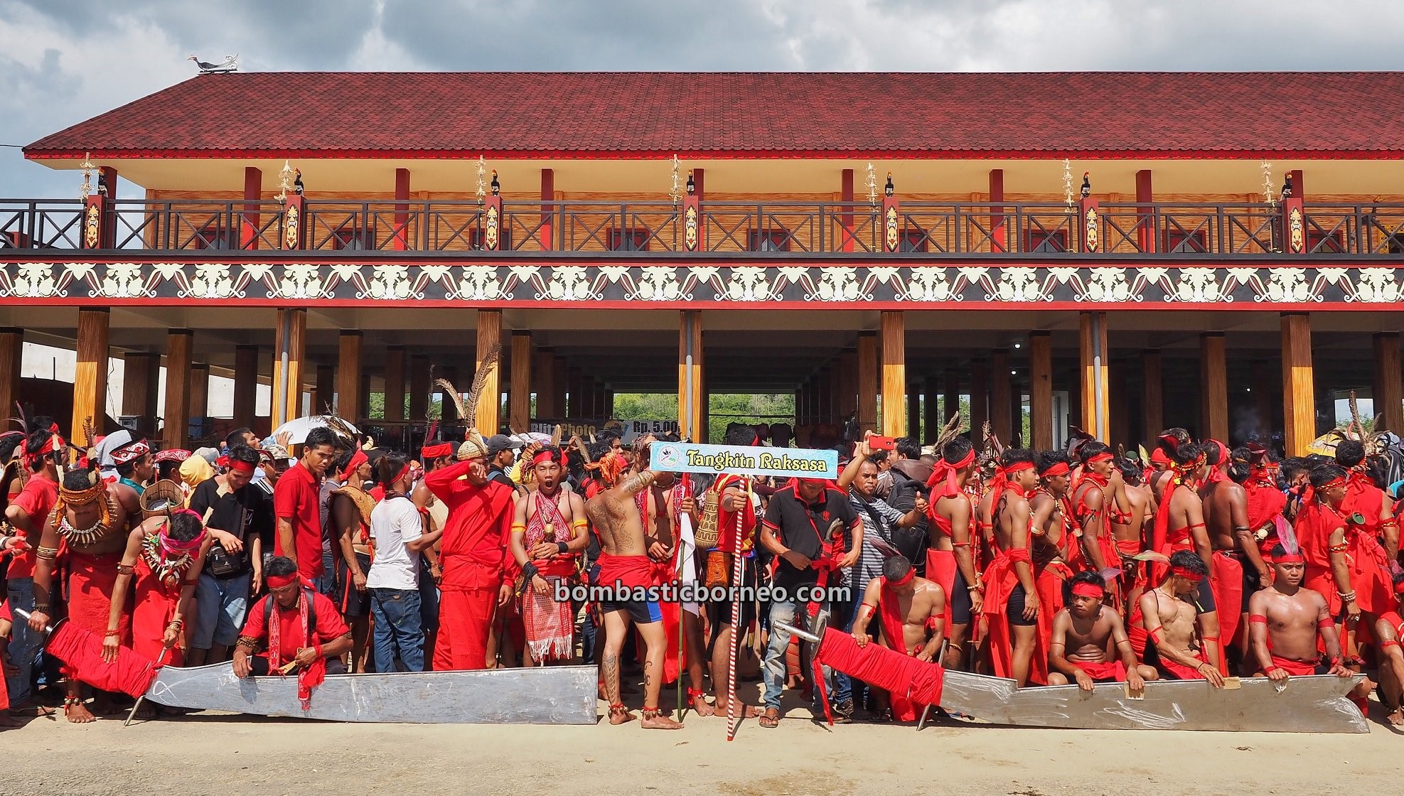 Festival Budaya Dayak, authentic, indigenous, event, native, tribal, Kalimantan Barat, Ramin Bantang, giant machete, tourist attraction, Trans Borneo, cross border, 穿越婆罗洲印尼, 西加里曼丹原住民, 孟加映土著部落