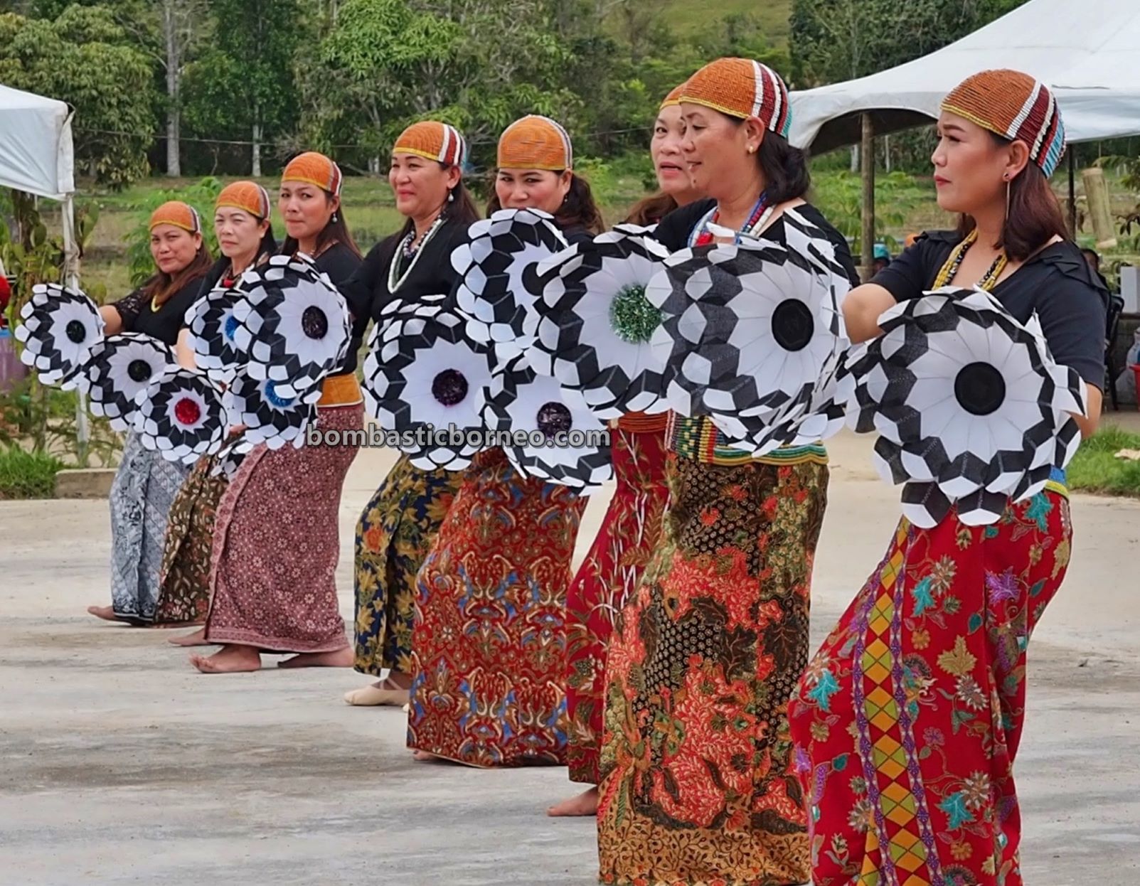 Pesta Nukenen, Bario Food Cultural Festival, traditional dance, authentic, indigenous, destination, native, Orang Ulu, tribal, Kelabit people, Malaysia, Sarawak, Tourism, travel guide, Trans Borneo,
