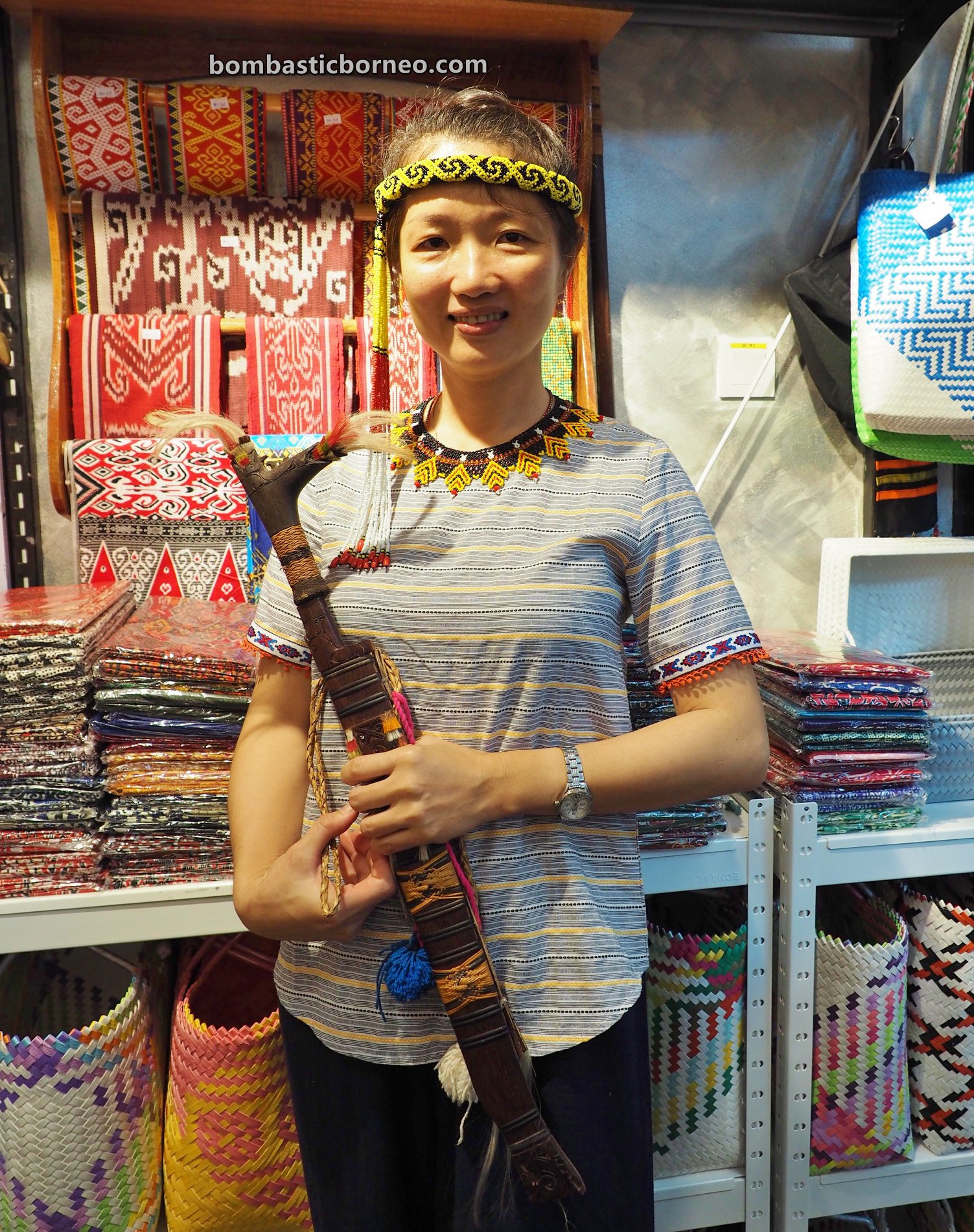 souvenir, dayak motif, Discover Miri City, exploration, Malaysia, Tourism, tourist attraction, Travel guide, 穿越婆罗洲游踪, 马来西亚砂拉越, 美里手工艺品景点,